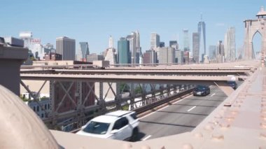 Arabalar Brooklyn Köprüsü 'nden Dumbo' ya. New York City Manhattan şehir merkezi silueti, finans bölgesi şehir manzarası. Dünya Ticaret Merkezi, Dünya Ticaret Merkezi gökdeleni. Yol trafiği ve mimari. İkonik simge, ABD seyahati