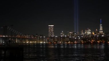 11 Eylül Anma Günü 'nde Manhattan, Light' tan Doğu Nehri 'ne övgü. Feribottan New York 'a. Dünya Ticaret Merkezi. 11 Eylül Anıtı. Amerika Birleşik Devletleri 'nin gökyüzünde iki kiriş