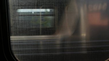 New York, Birleşik Devletler - 2 Eylül 2023: metro treni. Kirli pencereden kamerayı sallamak. Queens metro ulaşımı, metropol trafiği. Yolcu yükseltilmiş demiryolu. İkamet bölgesinin şehir hayatı