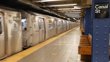New York, ABD - 3 Eylül 2023: Metro istasyonu içi, yeraltı metro platformu tabelası. Metro demiryolu yolcusu toplu taşıma. Kanal Caddesi 'ndeki yazı tahtası. NYC, Aşağı Manhattan