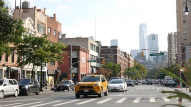 New York, ABD - 10 Eylül 2023 Manhattan Greenwich Village Caddesi, 6. Amerika Bulvarı kavşağı. ABD 'de şehir trafiği. İnsanlar, zebra, sarı taksi. Dünya Ticaret Merkezi.