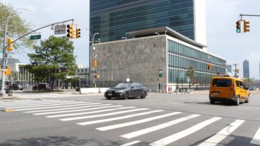 New York, ABD - 4 Eylül 2023: Birleşmiş Milletler Genel Merkezi, Manhattan Midtown, ABD. Diplomatik politik uluslararası organizasyon, Genel Kurul. Sokak trafiği, sarı taksi arabası..