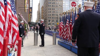 New York City, ABD - 11 Eylül 2023: İtfaiyeciler Vatanseverlik Günü 'nü kutladı. 911 'i onurlandıran muhafız, anma duvarı, FDNY anma yıldönümü. İtfaiye İstasyonu, Manhattan 10 İtfaiye Merkezi.