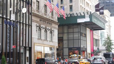 New York, Birleşik Devletler - 13 Eylül 2023 Manhattan Midtown Caddesi, Beşinci Cadde. Amerikan şehir trafiği. ABD 'de sarı taksi. İnsanlar yayalar. Alışveriş için butik mağazaları