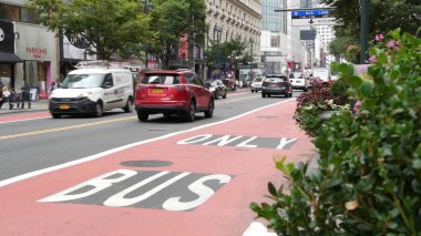 New York, Amerika Birleşik Devletleri - 29 Ağustos 2023 Manhattan 34. Cadde, Herald Meydanı, Broadway, 6. Şehir trafiği. ABD toplu taşımacılığı için kırmızı şeritteki elektrikli MTA otobüsü. İnsanlar.