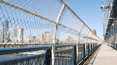 New York, ABD - 14 Eylül 2023: Manhattan Köprüsü 'nden Brooklyn Dumbo' ya. Amerika 'nın turistik yerleri, turistik yerler. Kablolu yayın köprüsü. Yaya yolu perspektifi. Şehir merkezindeki gökyüzü manzarası.