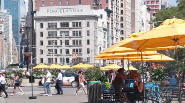 New York, ABD - 6 Eylül 2023 Manhattan Midtown Broadway, 23 sokak, 5 bulvar kavşağı. Madison Park yakınlarındaki Worth Meydanı, Flatiron, ABD. Porcelanosa 'da. Millet, sarı taksi!