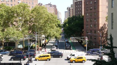 New York, ABD - 1 Eylül 2023: Chelsea şehir mimarisi High Line, Manhattan Midtown Street, 10 Avenue 'den. Amerikan kırmızı tuğlalı binalar, araba trafiği, sarı taksi..