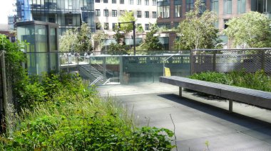 New York City, ABD - 1 Eylül 2023: High Line, Manhattan Midtown, ABD. Parktaki insanlar. Bahçedeki yeşillikte gezinti. Amerikan sokak hayatı, Chelsea Hudson Yards. Tahta bank..