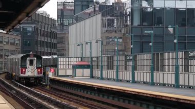 New York metro istasyonu. Metropolitan platformunda metro treni, Birleşik Devletler toplu taşımacılığı. Queens 'teki Court Square demiryolu hattında yükseltilmiş. New York yolcusu tren yolu trafiği, Long Island City