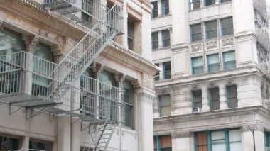 Broadway caddesi yakınlarındaki New York City Manhattan Soho moda bölgesi. Amerikan şehir binası cephesi, eski klasik Amerikan mimarisi. New York, Amerika 'dan alışveriş. İş ve konut mülkleri.