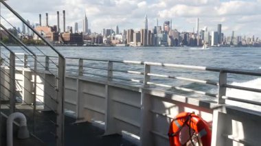 Feribottan New York City silueti. Manhattan şehir merkezinde, feribottan yükselen gökdelenler. Doğu nehri kıyısı manzarası, ABD mimarisi. Empire State, Chrysler Binası. Kamu güvenliği can simidi.