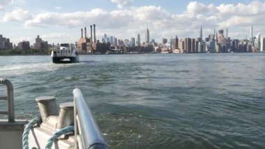 Feribottan New York City silueti. Manhattan şehir merkezinde, feribottan yükselen gökdelenler. Doğu nehri kıyısı manzarası, nehir kenarı mimarisi, ABD. Empire State, Chrysler Binası.