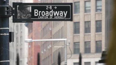 Broadway caddesi tabelası, Manhattan şehir merkezi finans bölgesi mimarisi, New York köşesi. Trafik levhası. Kahramanlar Kanyonu.