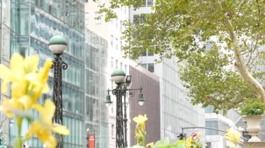 New York metro küresi, metro küre lambası. Metropolitan girişi, Manhattan. Kütüphane 'nin yanında 42 sokak, Bryant Park, Beşinci Cadde. Şehir merkezindeki toplu taşıma istasyonu girişi..