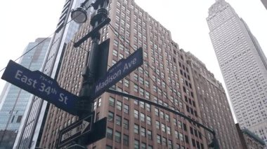 New York Şehri kavşağı, yol kavşağı tabelası. Empire State Binası, Midtown Bölgesi, Madison Bulvarı, 34, NYC, ABD. Yükselen gökdelen mimarisi, köşe metin yol işareti.