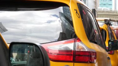 New York Şehri Grand Central Terminal İstasyonu, 42. Sokak. Manhattan Midtown 'da. Sarı taksi durağı, Pershing Square, NYC, ABD 'deki arabalar. Amerikan şehir karayolu trafiği, ABD 'de araba taşımacılığı.