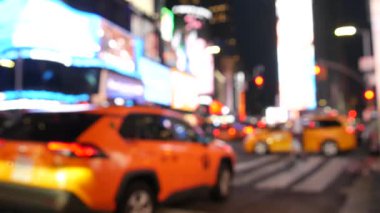 New York City Times Meydanı, Manhattan Midtown Broadway Caddesi, ABD. Amerikan NYC sarı taksi, şehir trafiği. - İnsanlar. Reklam tabelaları, ticari reklamlar, parlayan reklam panoları..