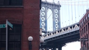 Dumbo, Brooklyn 'deki New York City Manhattan Köprüsü. Washington Caddesi 'nde Water Caddesi' nin yanındaki kırmızı tuğladan bina. Klasik NYC endüstriyel mimarisi. İkonik Birleşik Devletler turizm simgesi. ABD 'ye Seyahat.