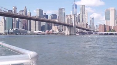 New York City, Manhattan şehir merkezi feribottan ufuk çizgisi. Brooklyn Köprüsü. Feribottan Dünya Ticaret Merkezi gökdelenine. Doğu nehri kıyısı manzarası, nehir kenarındaki binalar, ABD.