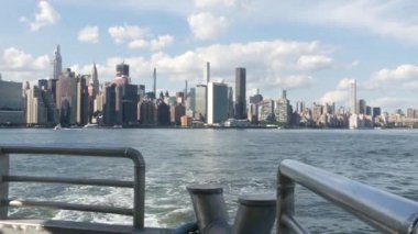 Feribottan New York City silueti. Manhattan şehir merkezinde, feribottan yükselen gökdelenler. Doğu nehri kıyısı manzarası, nehir kenarı mimarisi, ABD. Chrysler Binası. Mavi gökyüzü.