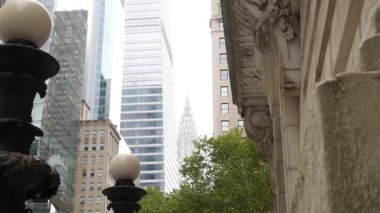 New York City Manhattan Midtown 42 sokak mimarisi. Chrysler binası, ikonik gökdelen, ABD. Amerikan şehir kulesi, Birleşik Devletler. 5. Cadde, Bryant Park, Kütüphane yakınlarında.