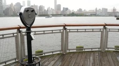 New York City rıhtım silueti, Manhattan Midtown binaları, doğu nehri kıyısında nehir kenarındaki gökdelenler. Rıhtım manzarası, kule manzarası, Gantry Plaza. Long Island, Queens 'te. Birleşik Devletler turizmi. Yağmurlu.