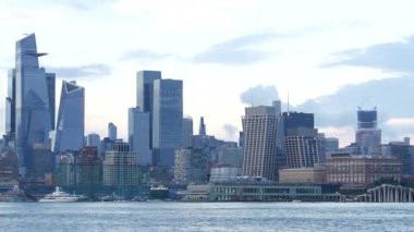 New York City rıhtımı, Manhattan Midtown Hudson Yards binaları, nehir manzaralı gökdelenler. Hoboken, New Jersey 'deki Pier A Park' tan rıhtım manzarası. Birleşik Devletler mimarisi. Hudson Nehri.