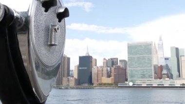 New York şehri kıyısı silueti, Manhattan şehir merkezi binaları, nehir kıyısındaki gökdelenler, doğu nehri suyu. Rıhtım manzarası, kule manzarası, Gantry Plaza. Long Island, Queens 'te. ABD Turizmi.