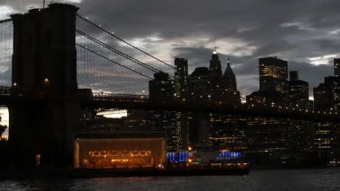 Brooklyn Köprüsü, New York City Manhattan şehir merkezi silueti, Birleşik Devletler. Waterfront Pebble Beach, Dumbo, ABD 'de atlı karınca. Dramatik alacakaranlık. Akşam veya gece karanlık nehir kıyısında gökyüzü.
