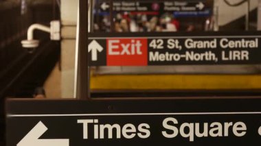 New York metro istasyonu içi, yeraltı metro platformu. Birleşik Devletler metro taşımacılığı. Demiryolu merkezi, yolcu trafiği kavşağı. Times Meydanı, Grand Central, 42. Cadde 'de mesaj var.