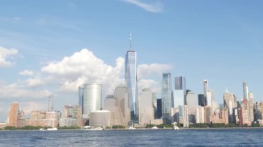 New York City rıhtımı, Manhattan şehir merkezi finans bölgesi, Dünya Ticaret Merkezi binası, nehir manzaralı gökdelenler. Paulus Hook, New Jersey 'den. Birleşik Devletler mimarisi. Hudson Nehri.