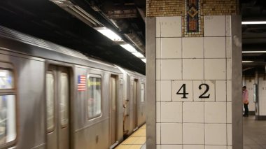 New York, ABD - 29 Ağustos 2023: metro istasyonu içi, yeraltı metro platformu tabelası. Metro treni, yolcu taşımacılığı. Metin 42 caddesi. Grand Central Terminali, Manhattan