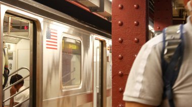 New York, Birleşik Devletler - 3 Eylül 2023 metro istasyonu, metro istasyonu, metro platformu işareti. Metro treni, demiryolu yolcu taşımacılığı. Mesaj tabelası 5. Cadde, Bryant Park. Beşinci Cadde, Manhattan.