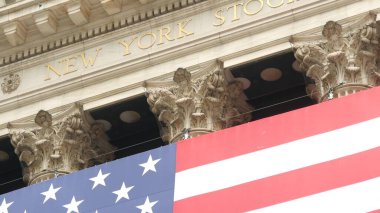 New York City, ABD - 9 Eylül 2023: Aşağı Manhattan Finansal Bölgesel Şehir Mimarisi. Kocaman bir Amerikan bayrağı. Wall Street Borsa Binası, ABD Borsa Ticareti.
