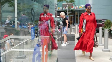 New York, ABD - 11 Eylül 2023 Manhattan Lexington Bulvarı, ABD. İnsanlar yeraltı metro istasyonundan yaya olarak çıkıyorlar. 53. Cadde 'deki merdivenler. Metro giriş işareti.