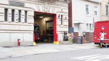 New York, ABD - 30 Ağustos 2023: NYFD arabası, ABD itfaiye aracı, Amerikan itfaiye aracı veya New York caddesinde itfaiye aracı. İtfaiyeciler kırmızı kapılar, FD binası ya da salon. Kraliçeler