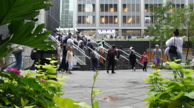 New York, ABD - 11 Eylül 2023 Manhattan Midtown ofis binaları, Lexington Bulvarı, ABD. Metro istasyonundan çıkan yayalar, 53. Cadde 'deki merdivenler, Amerikan şehir yaşamı..