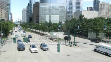 New York, Amerika Birleşik Devletleri - 31 Ağustos 2023 Manhattan Financial District caddesi kavşağı. Şehir trafiği. İnsanlar yayalar. Dünya Ticaret Merkezi Anıt Alanı. Skyline.