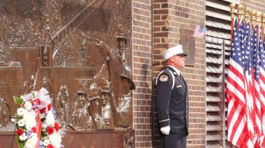 New York City, ABD - 11 Eylül 2023: İtfaiyeciler Vatanseverlik Günü 'nü kutladı. 911 'i onurlandıran muhafız, anma duvarı, FDNY anma yıldönümü. İtfaiye İstasyonu, Manhattan 10 İtfaiye Merkezi.