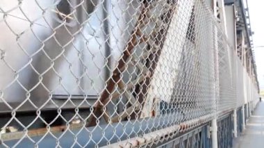 New York City Manhattan Köprüsü 'nden Brooklyn Dumbo' ya. Yaya yolundan gelen Amerikan metro treni. Birleşik Devletler demiryolu taşımacılığı. ABD 'de demiryolu trafiği ve mimarisi.