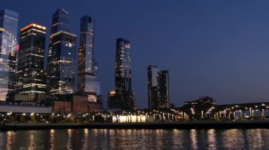 Nehir feribotundan New York City silueti. Manhattan Midtown, Hudson Yards feribotundan gökdelenler. Liman manzarası, nehir kenarındaki binalar, ABD. İyi akşamlar, alacakaranlık..
