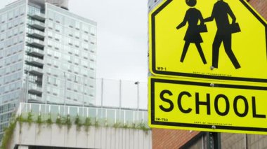 Okul bölgesi sarı yol işareti, yaya geçidi. New York 'ta çocuklar güvende. Ulaştırma ve eğitim sembolü, ABD. Queens, Long Island, Hunters Point 'te trafik işaretleri.