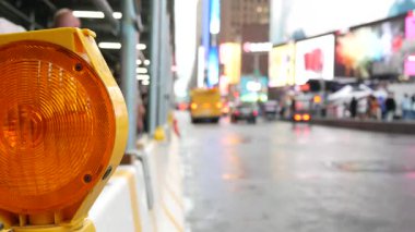 New York City Times Meydanı, Manhattan Midtown Broadway Caddesi, ABD. Amerikan New York şehir trafiğinin odak noktasından çıkartılması millet. Reklam tabelaları, reklam panoları. Yol çalışması bariyeri.