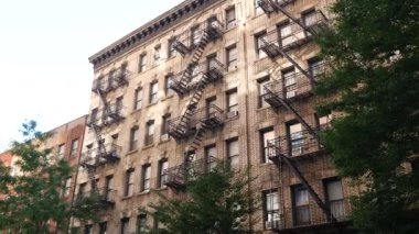 New York City klasik bina mimarisi. Şehir dışındaki konutlar. ABD 'de gayrimenkul. Amerika 'da tipik bir tuğla cephesi. Yangın çıkışı, acil merdiven çıkışı..