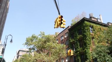 New York City Irving caddesi kavşağı, trafik ışığı. Mimarlık. Çatı su kulesi, tank. Kırmızı tuğlalı ev, Manhattan, ABD. Yeşil köşe, sarmaşık bitkisi, yapraklarla kaplı duvar..