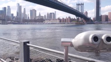 New York City Manhattan Köprüsü gözcüsü, kule görüntüleme dürbünü, Brooklyn, Dumbo, ABD. Şehir merkezindeki rıhtım manzarası, gökdelen silüeti. Riverfront turizm güvertesi, East River. Dünya Ticaret Merkezi.