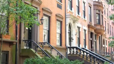 New York City konak binası, Brooklyn Heights yerleşim bölgesi, ABD. Brownstone şehir mimarisi, bağlı ev. Amerika Birleşik Devletleri emlak, Amerikan mülkü, New York 'ta apartmanlar ve evler.