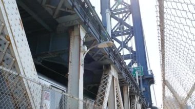 New York City Manhattan Köprüsü 'nden Brooklyn Dumbo' ya. Yaya yolundan gelen Amerikan metro treni. Birleşik Devletler demiryolu taşımacılığı. ABD 'de demiryolu trafiği ve mimarisi.