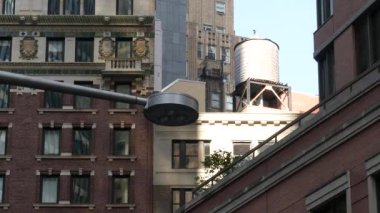 New York City klasik bina mimarisi. Şehir dışındaki konutlar. ABD 'de gayrimenkul. Amerika 'da tipik bir tuğla cephesi. Çatıdaki su kulesi, New York 'un çatısında depo..